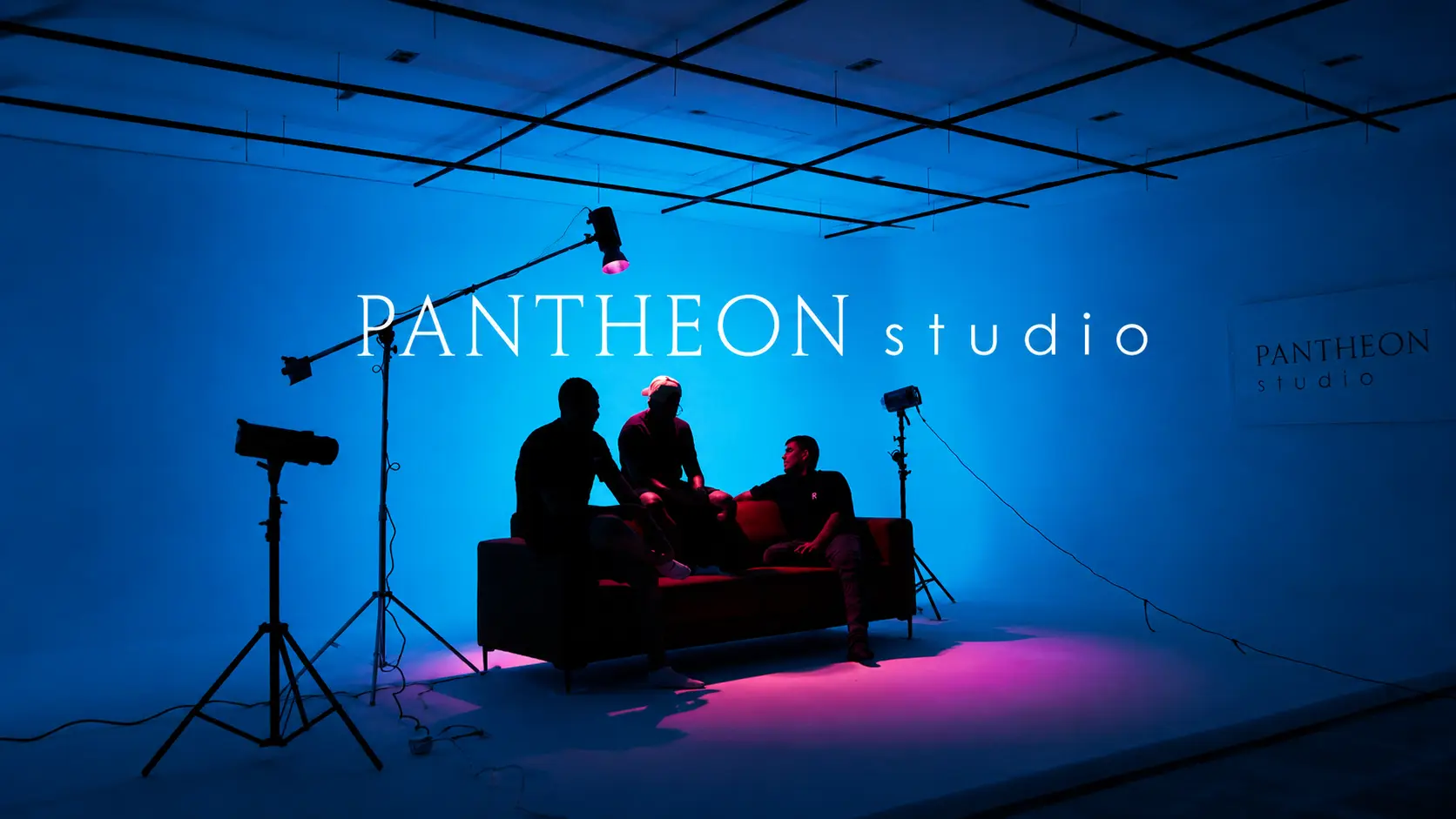 Interior del estudio Pantheon durante una producción, con iluminación cinematográfica