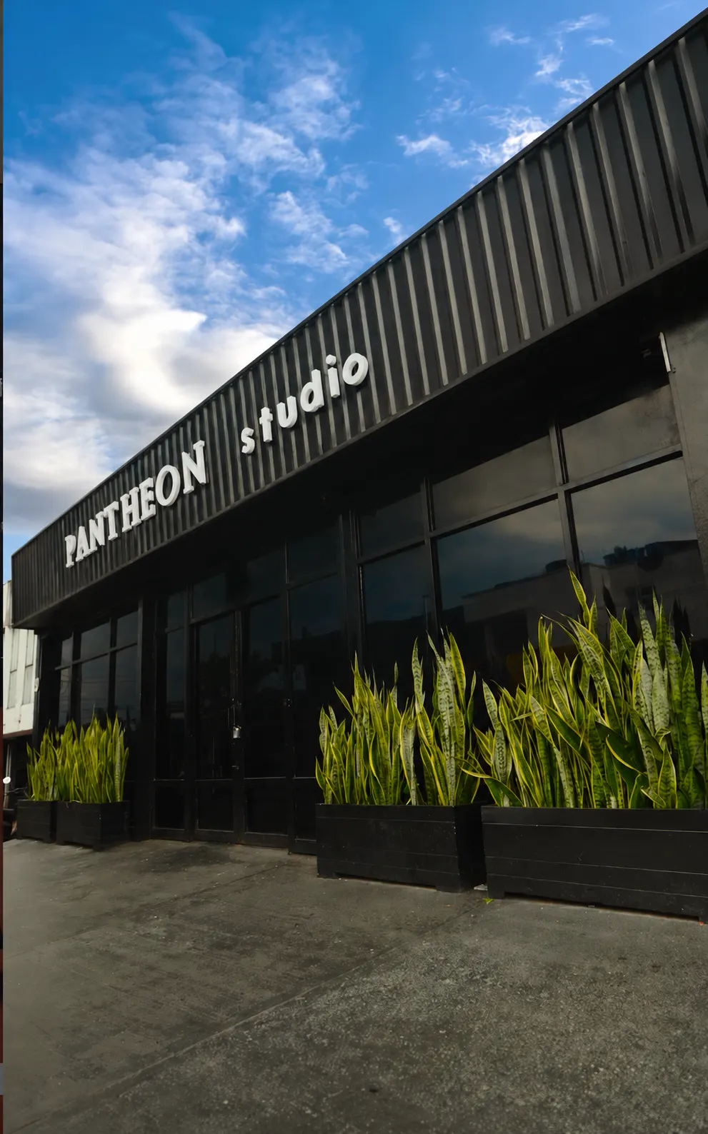 Fachada de Pantheon Studio en Villavicencio, Colombia