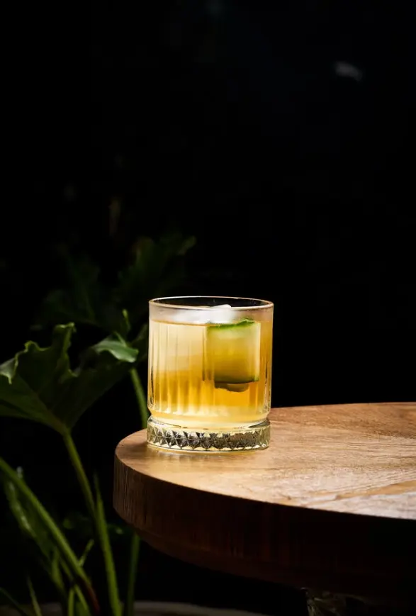 Fotografía de coctelería, un cóctel sobre mesa de madera