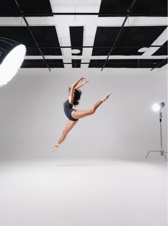 Bailarina en salto dentro del estudio