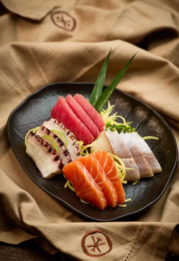 Fotografía gastronómica de un plato de sashimi sobre lino