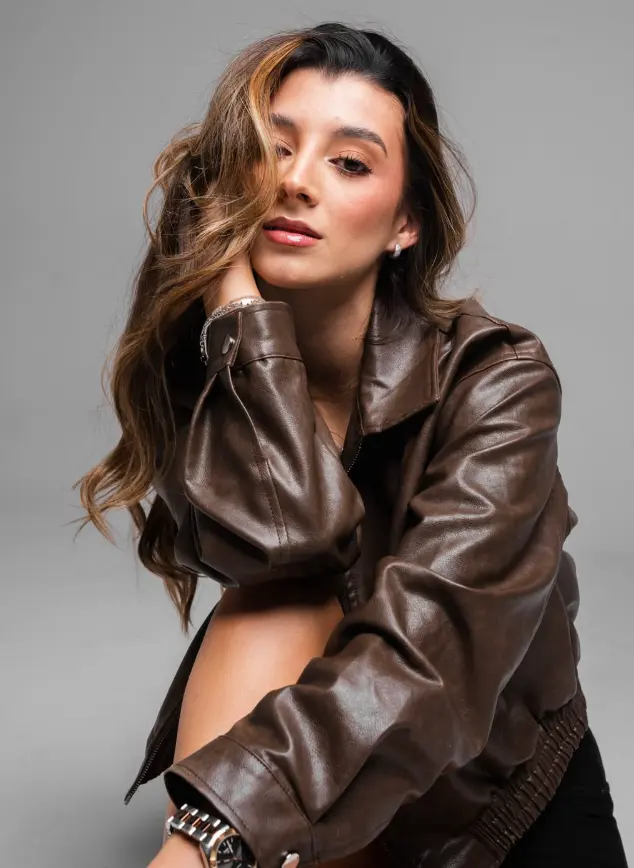 Retrato de estudio de una mujer con chaqueta de cuero